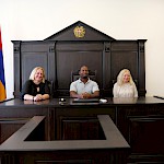Prof. dr. Suzana KRALJIĆ, izr. prof. dr. Cocou Marius MENSAH in Jasmina KLOJČNIK v sodni dvorani