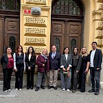 Predavatelji iz Turčije in Azerbajdžana pred vhodom na fakulteto