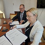 Dekanica Pravne fakultete Nove univerze, doc. dr. Katarina Vatovec, v ozadju prof. dr. Miha Juhart s PF UL