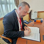 Dekan PF UM red. prof. dr. Tomaž Keresteš podpisuje Manifest za pravno znanost v Sloveniji
