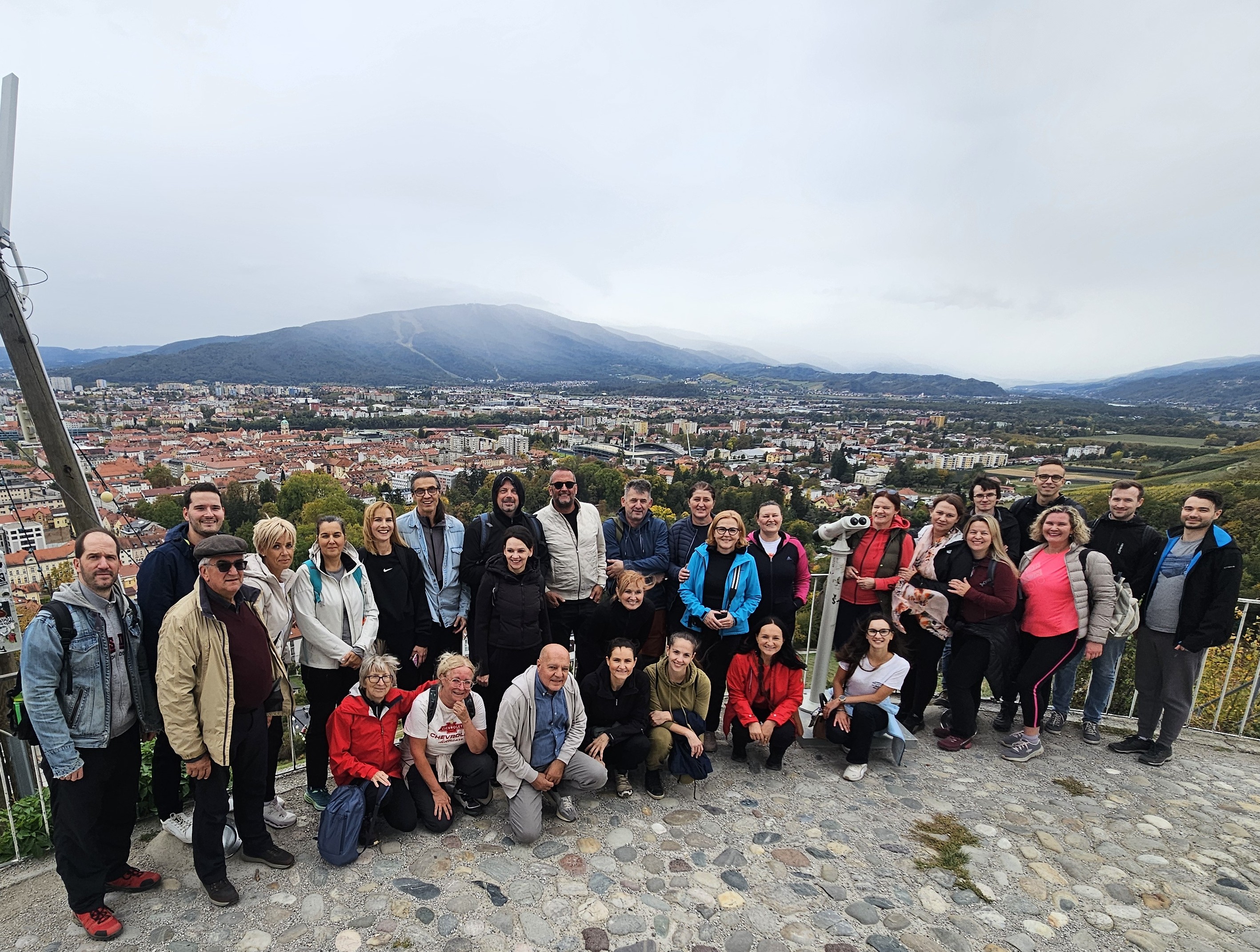 Skupinska fotografija zaposlenih PF UM na vrhu Piramide ter s pogledom na Maribor Skupinska fotografija zaposlenih PF UM na vrhu Piramide ter s pogledom na Maribor