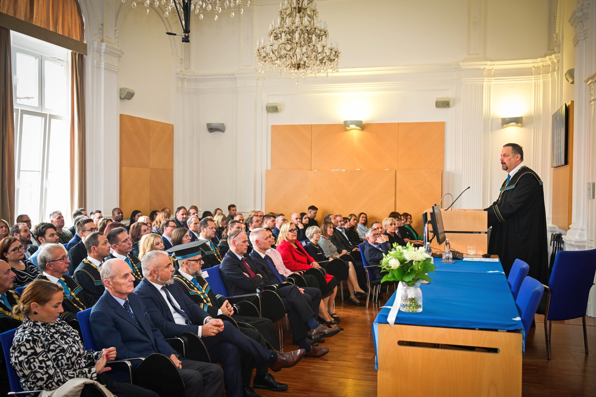 Nagovor dekana Pravne fakultete Univerze v Mariboru red. prof. dr. Tomaža Keresteša pred polno dvorano gostov Nagovor dekana Pravne fakultete Univerze v Mariboru red. prof. dr. Tomaža Keresteša pred polno dvorano gostov