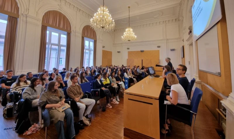 Predavalnica polna študentov, ki so se udeležili Predstavitvenega dneva PF UM 2024 
